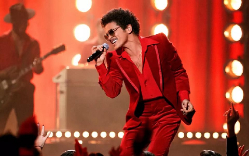 Bruno Mars 'Marry You' söylerken SoFi Stadium'da evlilik teklifi yapıldı