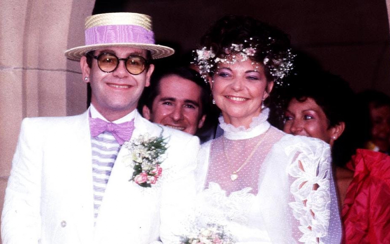 Элтон джон жена. Элтон джон жена. Элтон джон очки звезды. Элтон джон одежда. Элтон джон жена.