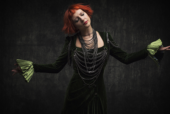 Aslı Gökyokuş Uzun Süren Sessizliğini 'Dünya' ile Bozuyor!