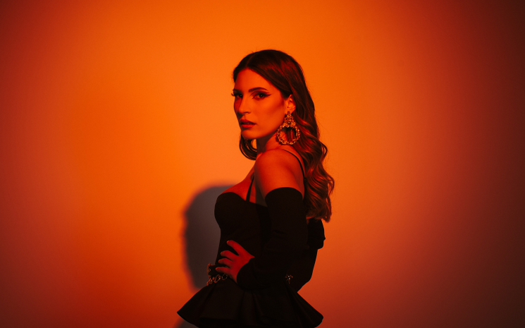 Aslı Özer, ilk solo projesi  ''Hayatın İzleri'' ni müzikseverlerin beğenisine sundu.