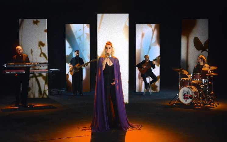 Ceylan Ertem'den 'Çarem Benim'e Muhteşem Yorum