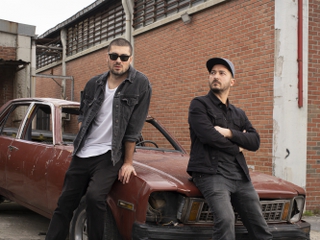 Dengi Dengine, iki şarkısının canlı versiyonlarını videolarıyla birlikte yayınladı.