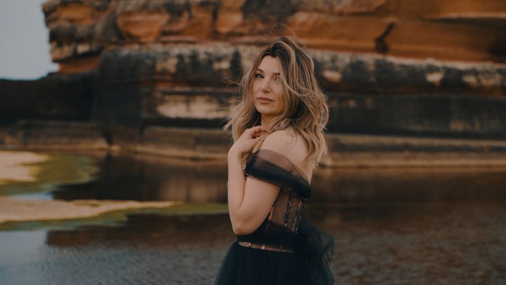 Hemşiresi İlhan Şeşen'in Şarkısını Seslendirdi