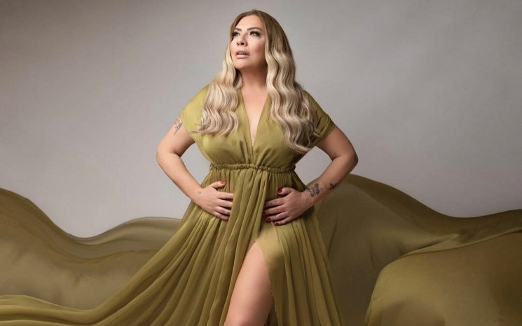 Işın Karaca Gurbetlik Şarkısını Kliplendirdi