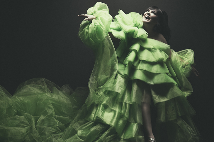 İzel'in Heyecanla Beklenen Albümü \"Kendiliğinden Olmalı\" Hayranlarıyla Buluşmak İçin Hazır.