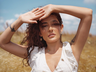 Melek Mosso 'dan Yaz Sürprizi: Hayatım Kaymış