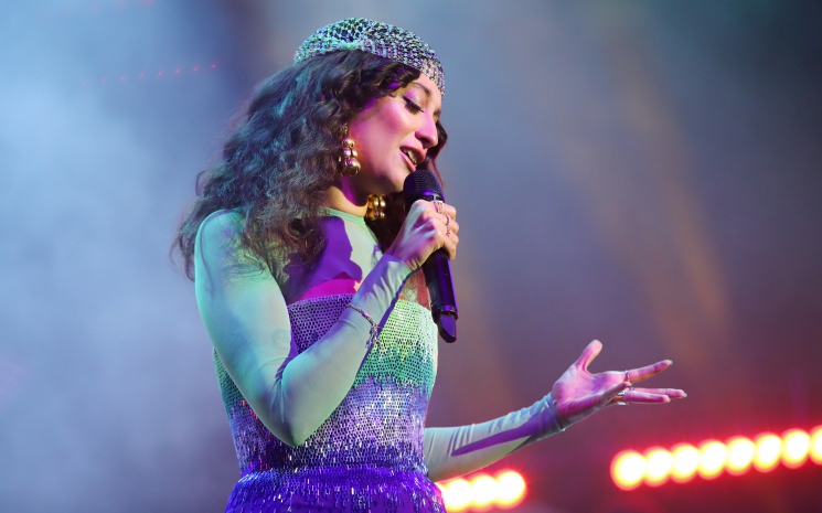 Melike Şahin, ilk solo albümü Merhem'in birinci yaşını bir live albümle kutluyor.