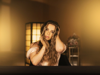 Merve Özbey'den 2 Yıl Aradan Sonra Yeni Single \"Yerle Yeksan\"