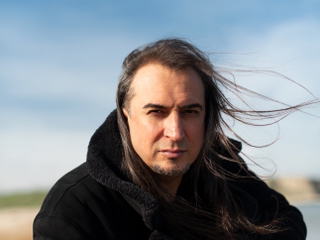 Ogün Sanlısoy' dan 11 Şarkılık Yeni Albüm \"Yaşamaya Devam\"