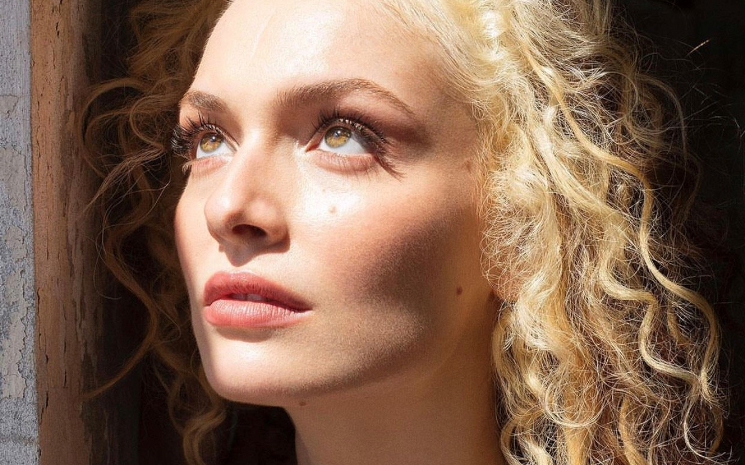 Serra Arıtürk'ün yeni teklisi \"Pusula\" yayınlandı