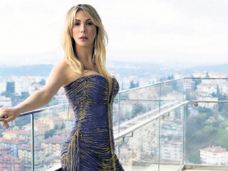 Tuğba Özerk'ten 15. Sanat Yılına Özel Tekli \"Koltuklar Kitaplar\"