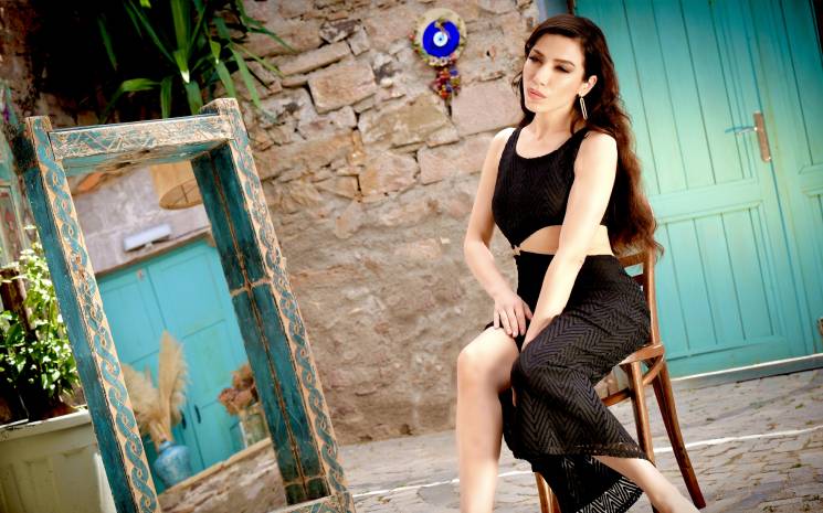 Burcu Güneş \"Benim Yoluma\" Albümünün  3.Klibini  \"Şerefine\" Adlı Şarkısına Çekti