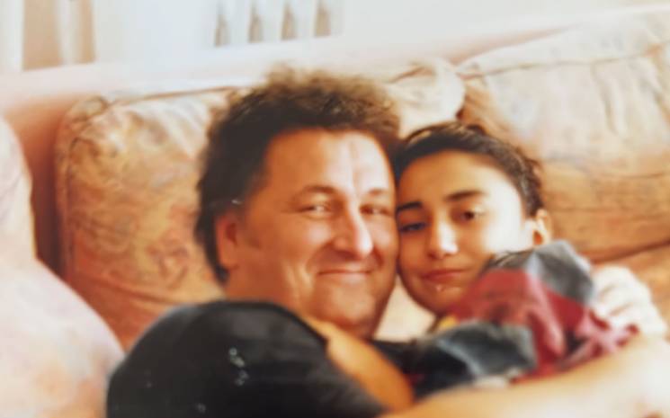 Evrencan Gündüz, Babasının Şarkılarını Yeniden Seslendirme Geleneğini Sürdürüyor.