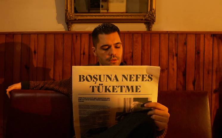 Emir Can İğrek'ten Sürpriz Bir Single: \"Boşuna Nefes Tüketme\"