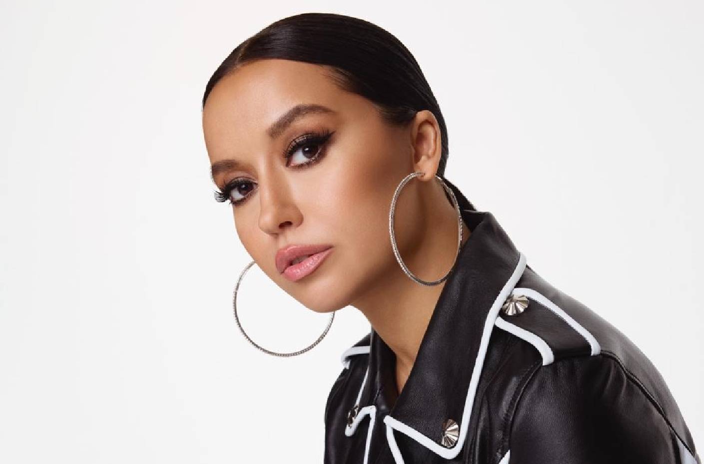 Tuğba Yurt Yeni Şarkısı İçin Gün Sayıyor