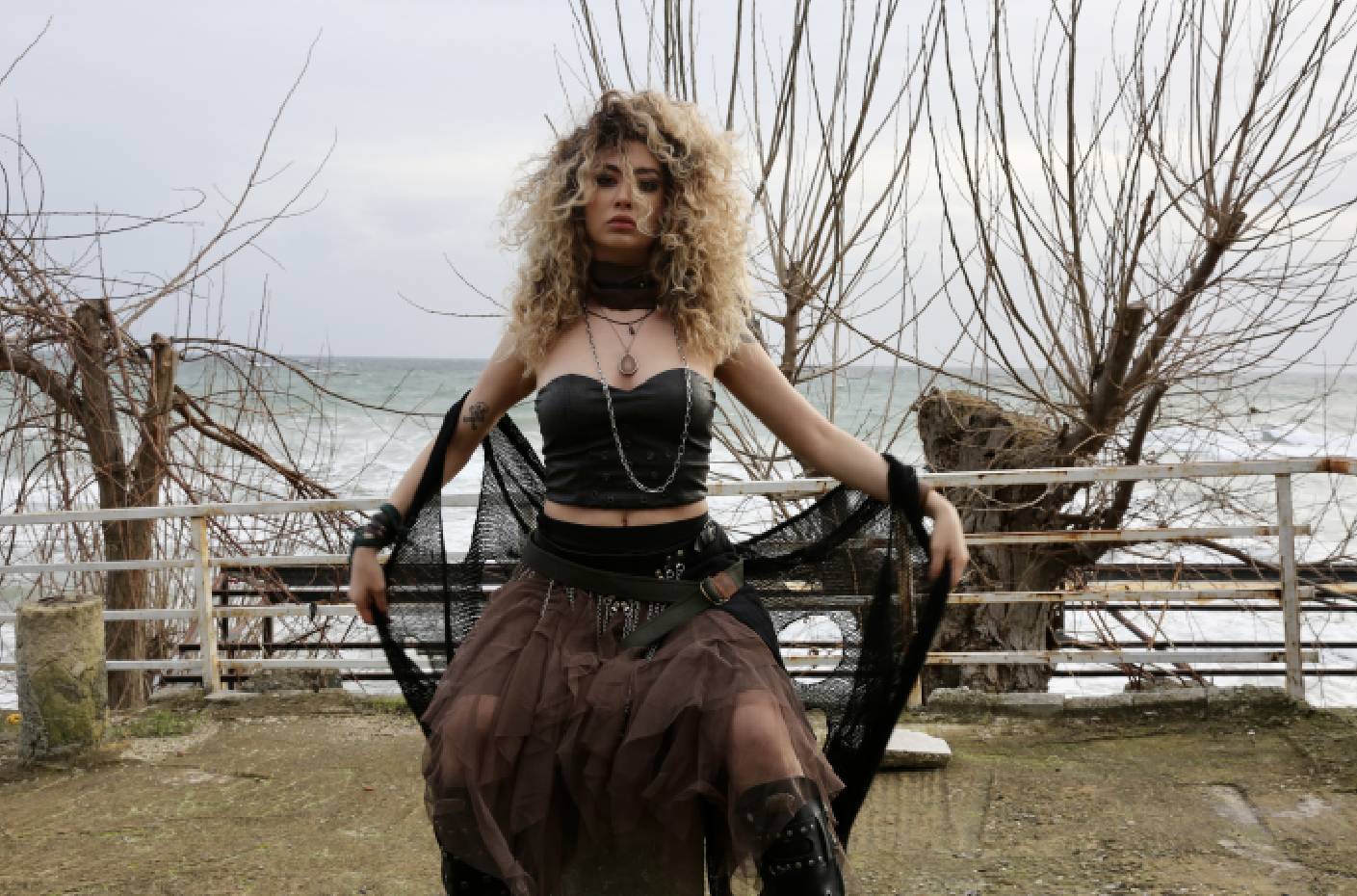 Sena Şener'in Yeni Teklisi Heyecan Uyandırıyor