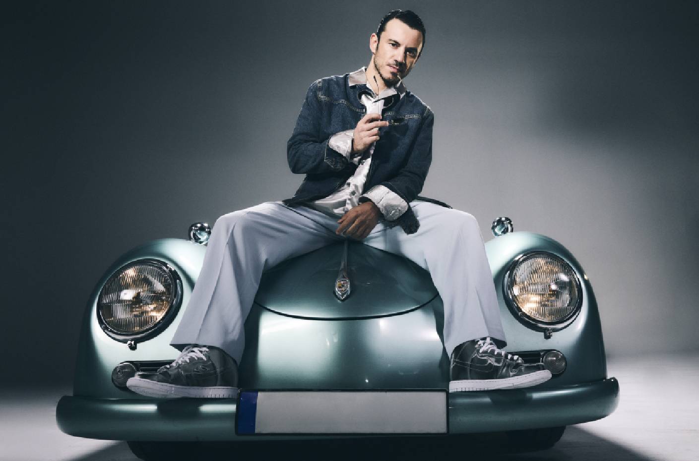 Albümünün ikinci video Klibi 'Al Senin Olsun Dünya'ya geldi.