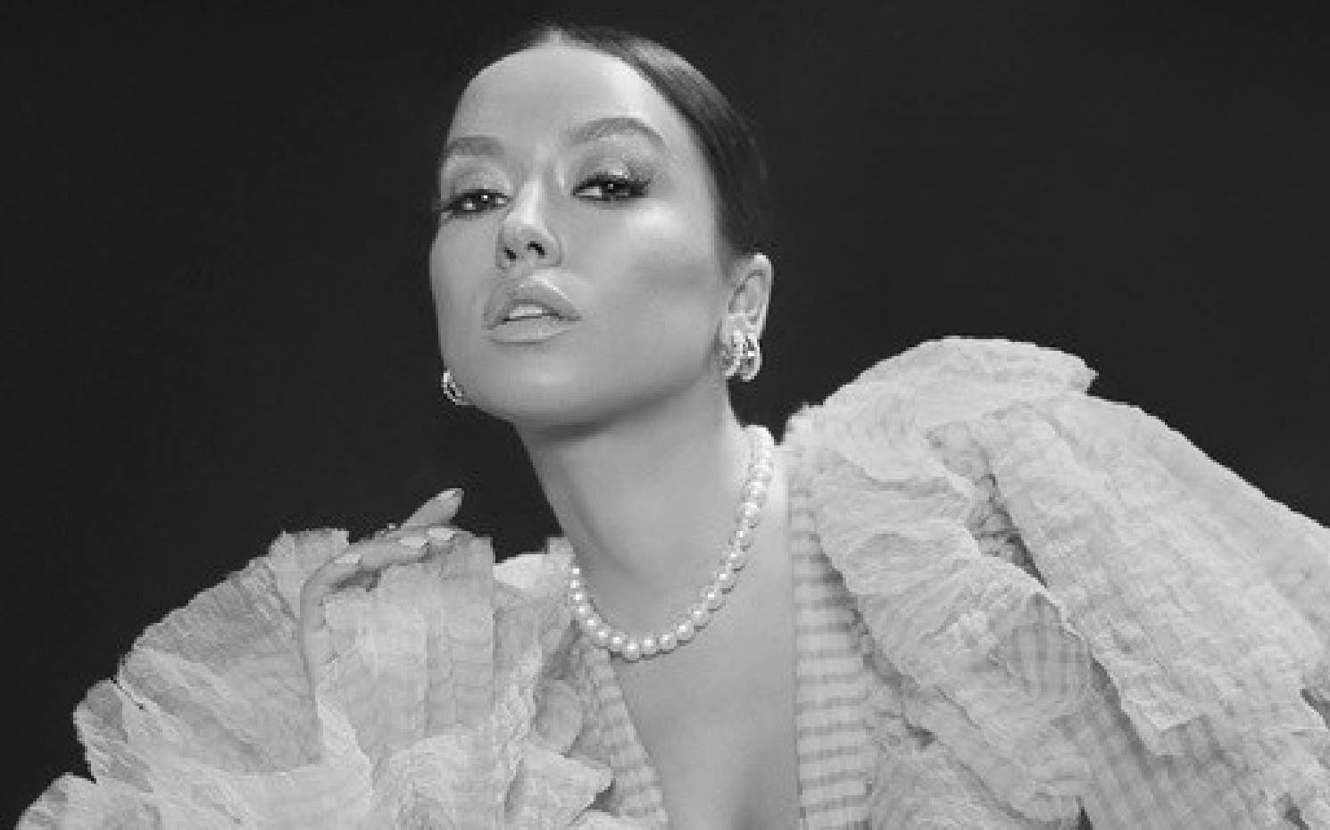 Tuğba Yurt Yeni Teklisinin Akustik Versiyonunu Yayınladı.