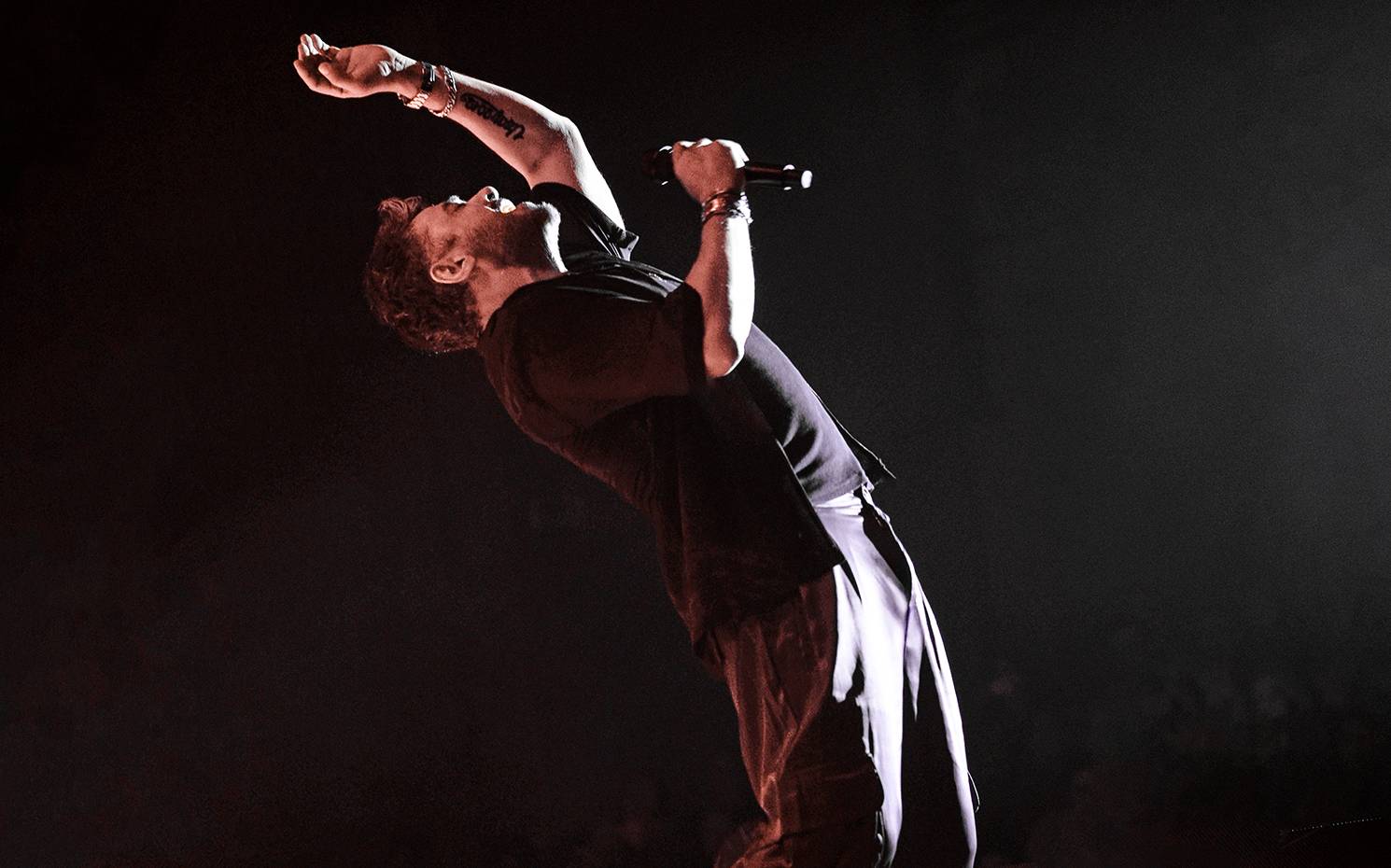 Emre Altuğ ''Tatildeyim'' ile sevenleriyle buluştu.