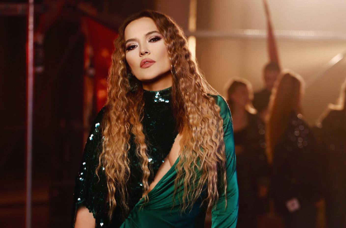 Demet Akalın'dan Sürpriz...