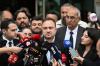 İCRA MEMURLARI, CHP KURULTAY DAVASINDA VERİLEN İHTİYATİ TEDBİR KARARINI KILIÇDAROĞLU'NA TEBLİĞ ETTİ