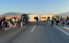KÜTAHYA'DA YOLCU OTOBÜSÜ BARİYERLERE ÇARPIP DEVRİLDİ