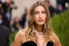 Hailey Bieber'ı güzellik markasını 1 milyar dolara  sattı