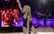 Sabrina Carpenter Earth, Wind & Fire'a sahnede eşlik etti