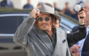 Johnny Depp'in grubu, iptal edilen konser nedeniyle dava edildi.