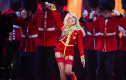 Duran Suran sahnede Sabrina Carpenter'a katıldı.