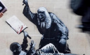 GİZEMLİ SANATÇI BANKSY, İNGİLTERE YÜKSEK MAHKEMESİ DUVARINA EYLEMCİYE TOKMAKLA VURAN HAKİM ÇİZDİ