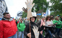 BRÜKSEL'DE BİNLERCE KİŞİ KESİNTİLERİ PROTESTO ETTİ