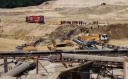 ÇATALCA'DA ATIK SU BİRİKEN ALANA DÜŞEN İŞ MAKİNESİNDEKİ OPERATÖRÜN KURTARILMASINA ÇALIŞILIYOR