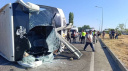 AFYONKARAHİSAR'DA YOLCU OTOBÜSÜ DEVRİLDİ: 22 KİŞİ YARALANDI