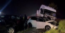 KARŞI ŞERİDE GEÇEN TIR 6 ARACI BİÇTİ: 4 KİŞİLİK AİLE YOK OLDU