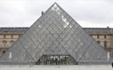 FRANSA'DAKİ DÜNYACA ÜNLÜ LOUVRE MÜZESİ, ÇALIŞANLARIN GREVİ NEDENİYLE ZİYARETE KAPALI