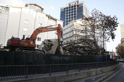 ANKARA'DA KONTROLLÜ YIKIMI YAPILAN 5 KATLI ATIL BİNA ÇÖKTÜ