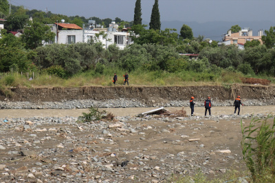 HATAY'DA SELE KAPILARAK KAYBOLAN 2 GENÇTEN 1'İNİN CESEDİ BULUNDU
