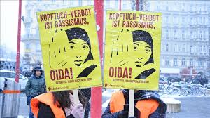 AVUSTURYA'DA, OKULLARDA 14 YAŞ ALTINDAKİLERE BAŞÖRTÜSÜ YASAĞINA TEPKİ