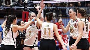 VAKIFBANK YENİLGİYE RAĞMEN ÇEYREK FİNALE LİDER ÇIKTI