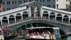 VENEDİK'TE ÇALINAN TEKNEYLE TARİHİ KÖPRÜYE ÇARPTI