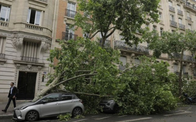 FRANSA'DA NİLS FIRTINASI NEDENİYLE 900 BİN HANE ELEKTRİKSİZ KALDI