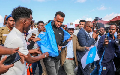 ABD'YE GİRİŞİ REDDEDİLEN SOMALİLİ HAKEM ARTAN'A ÜLKESİNDE COŞKULU KARŞILAMA