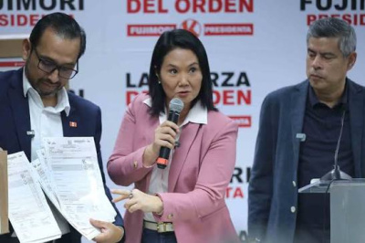 PERU'NUN SEÇİLMİŞ DEVLET BAŞKANI FUJIMORI, MAZBATASINI ALDI