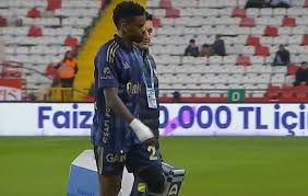 FENERBAHÇE'DE BİR SAKATLIK ŞOKU DAHA: NELSON SEMEDO MAÇA DEVAM EDEMEDİ