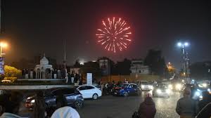 PAKİSTAN'DA YENİ YIL KUTLAMALARINDA HAVAYA AÇILAN ATEŞ SONUCU 25 KİŞİ YARALANDI