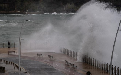 İSPANYA'NIN KUZEYİNDEKİ ŞİDDETLİ RÜZGAR YAŞAMI FELÇ ETTİ