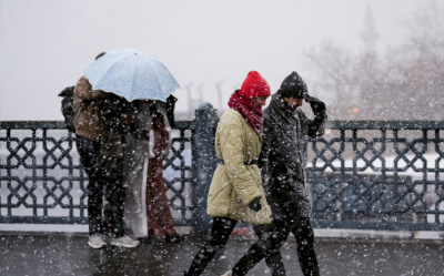 İSTANBUL'DA YILIN İLK KAR YAĞIŞI ETKİSİNİ GİDEREK ARTIRIYOR