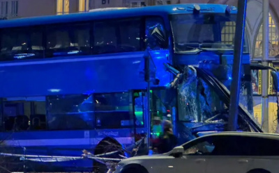 İSVEÇ'İN BAŞKENTİ STOCKHOLM'DE OTOBÜSÜN DURAĞA ÇARPMASI SONUCU 3 KİŞİ ÖLDÜ