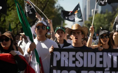 MEKSİKA'DA TOPLANAN BİNLERCE KİŞİ HÜKÜMETİN GÜVENLİK POLİTİKASINI PROTESTO ETTİ